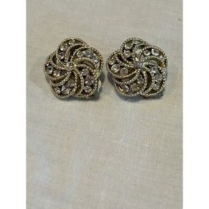 VTG Sparkling Lisner Gold Tone Whirling Pinwheel Floral Rhinestone Clip Earrings